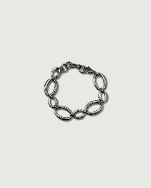 Minimalist silver chain bracelet in stainless steel
Scandinavian silver bracelet for women
Everyday silver chain bracelet
Polished stainless steel chain bracelet
Minimal silver jewellery bracelet